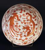 CHINE : Plat rond creux en porcelaine à décor rouge...