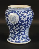 CHINE : Bas de vase "yenyen" en porcelaine bleu décorée...
