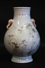 CHINE : Vase balustre en porcelaine à décor d'un paysage...