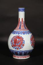 CHINE : Vase de forme bouteille en porcelaine blanche décorée...