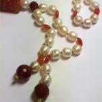 COLLIER orné de perles mabées alternées de calcédoine, le motif...