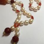 COLLIER orné de perles mabées alternées de calcédoine, le motif...