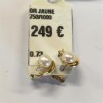 PAIRE DE BOUCLES D'OREILLES en or jaune 750/°°ornée d'une perle...