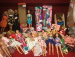 Une vingtaine de poupées mannequins en vinyle et/ou plastique .....