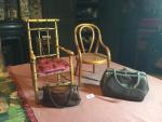 2 ravissants fauteuils de poupées en bois clair
-L'1 capitonné soie...