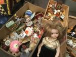 Lot d'accessoires de maison de poupées plus ou moins récents...