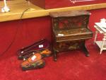 Piano de poupée bois décor de baies rouges 35x30x21cm, quelques...