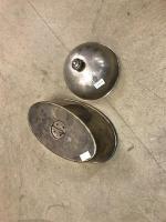 Deux cloches de restaurant en métal argenté dont un Christofle.