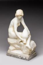 Pugi" Femme nue à l'amphore "Sujet en marbre blanc sur...