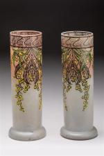 Paire de vases cylindriques en verre mat à décor floral...