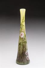 Daum
Vase de forme fuselée en verre gravé à l'acide et...