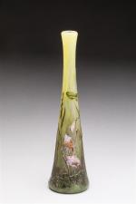 Daum
Vase de forme fuselée en verre gravé à l'acide et...