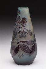 Gallé
Vase de forme conique en verre gravé à l'acide à...