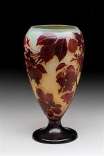 Gallé
Vase de forme ouverte sur piédouche en verre gravé à...