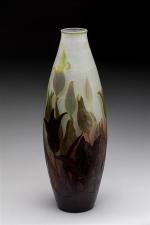 Gallé
Vase de forme ovoïde allongée en verre gravé à l'acide...