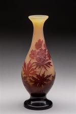 Gallé 
Vase de forme balustre sur piédouche en verre gravé...