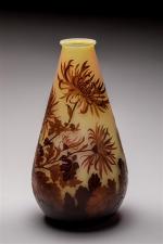 Gallé 
Vase de forme conique en verre gravé à l'acide...