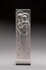 René Lalique (1860-1945)
" Madone à l'enfant "
Sujet en verre moulé...
