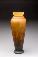Lorrain 
Vase de forme conique en verre marbré dans les...
