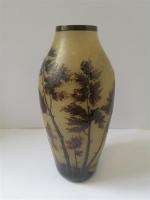 Thouvenin
Vase de forme bombée en verre gravé à l'acide et...