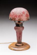 Le verre français 
Lampe de table modèle " Roses sauvages...