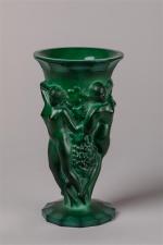 Heinrich Hoffmann
Vase de forme conique en verre moulé à l'imitation...