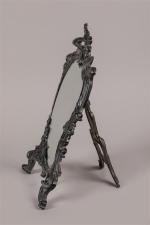 Miroir Art nouveau à poser en métal patiné argent. Fixation...