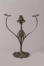 Georges De Feure (1868-1943)
Pied de lampe en bronze argenté (dépatiné)...
