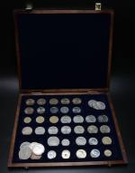 Coffret médailler contenant un ensemble de monnaies françaises, britanniques et...