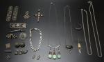 Ensemble de bijoux fantaisie en métal et argent comprenant colliers,...
