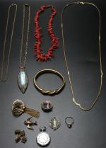 Ensemble de bijoux fantaisie comprenant colliers, bracelet, broche , boutons...