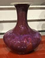 Vase balustre en porcelaine sang de boeuf. H. 25 cm...