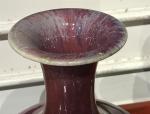 Vase balustre en porcelaine sang de boeuf. H. 25 cm...