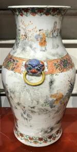 Paire de vases en porcelaine à décor de personnages. H....