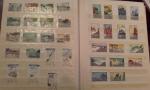 Classeur de timbres Etrangers dont plusieurs pages avec des timbres...