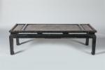 CHINE - TABLE basse rectangulaire constituée d'une panneau de paravent...