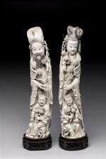 CHINE - Couple en ivoire, tenant des boutons de lotus,...