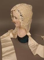 Charollais : Bonnet en mousseline avec incrustation de guipure formant...