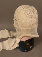 Charollais : Bonnet en mousseline avec incrustation de guipure formant...