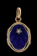 PENDENTIF porte souvenir en or jaune 750/°°et émaillé bleu, diamants...