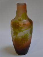 GALLE 
Vase de forme baslustre en verre multicouche à décor...