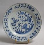 CHINE
Plat rond en porcelaine à décor bleu végétal
D.: 28 cm