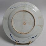 CHINE
Plat rond en porcelaine à décor bleu végétal
D.: 28 cm
