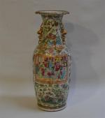 CHINE Canton
Grand vase en porcelaine à décor polychrome et or...