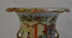 CHINE Canton
Grand vase en porcelaine à décor polychrome et or...