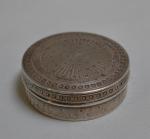 BOITE A PILULES en argent richement décoré
Minerve
D.: 5.1 cm Poids:...