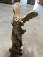 Victoire de Samothrace, moulage en plâtre patiné. H: 43 cm.