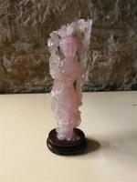 CHINE - GUANYIN en quartz rose. Travail moderne.  H....