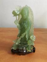 CHINE -GUANIYN en jade vert gravé dans sa mandorle. Travail...