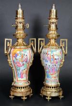 Paire de lampes à huile formées de vases en porcelaine...